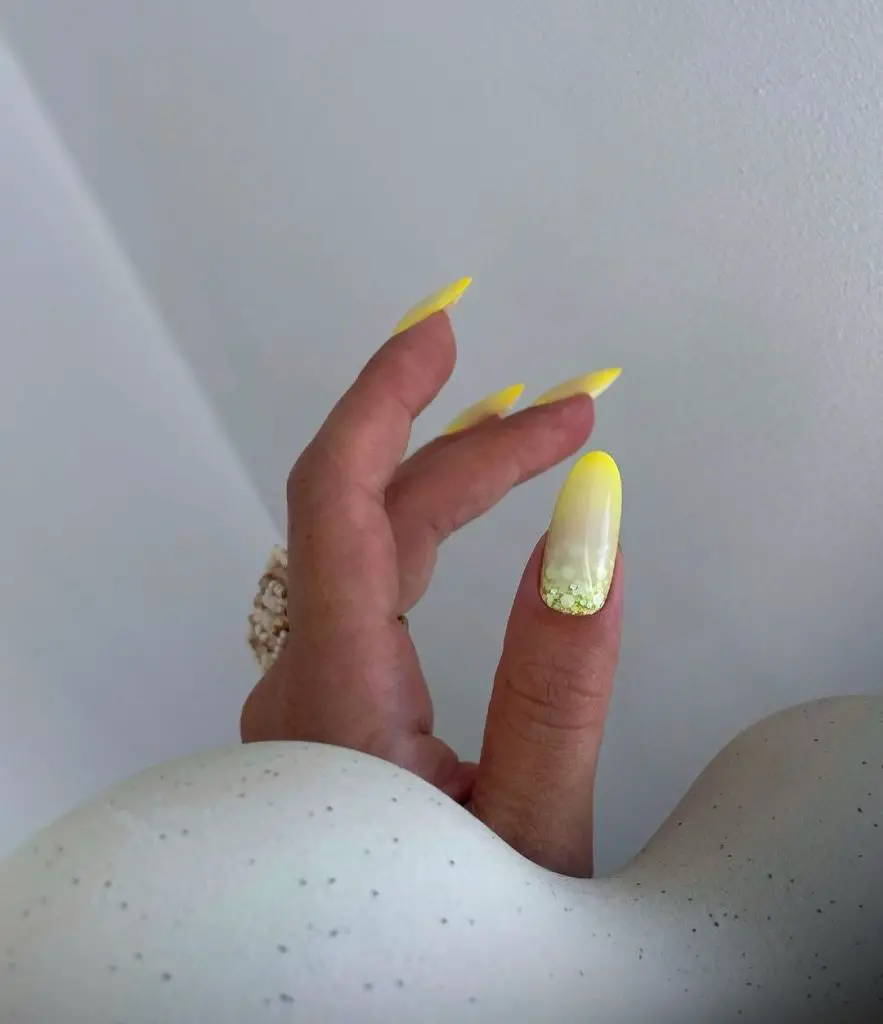 43 Captivating Almond Nail Designs to Brighten Your Season: Summer Radiance