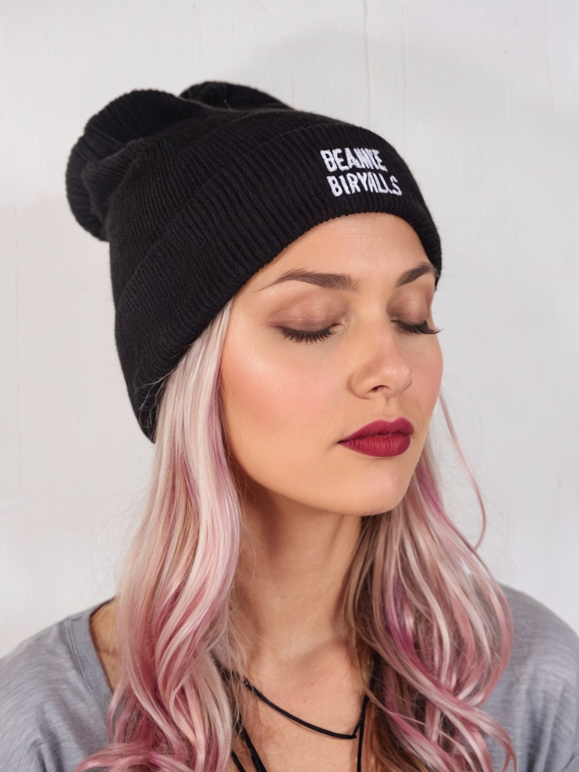 26 Stunning Beanie Hairstyle Ideas for 2025: From Cozy Waves to Chic Knits